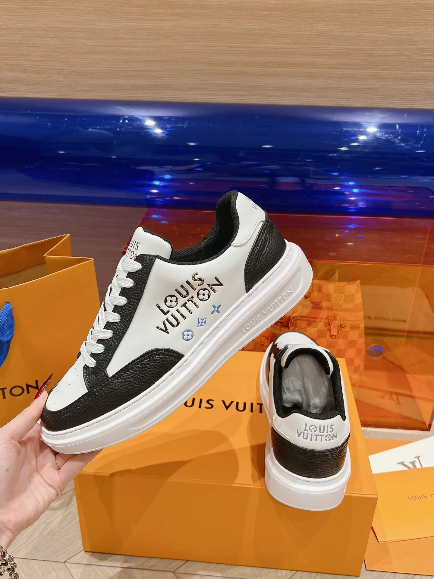 👟👟Ex-factory price 680👟👟 LV 2024 new height-increasing white shoes, color matching and leather craftsmanship, 3D logo embossing technology on the heel to increase the three-dimensional effect, pebbled cowhide, PU foam outsole! Super lightweight! Your feet won’t get tired from walking.  Code number: 37-45